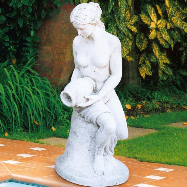 Statue Venus mit Wasserkrug