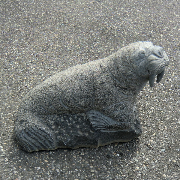Walross statue  skulptur naturstein