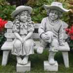 Gartenfiguren Carlo und Chiara auf Bank