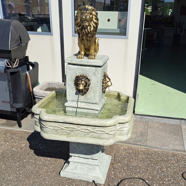 Springbrunnen mit Loewe und 4 Speier Springbrunnen mit Loewe und 4 Speier