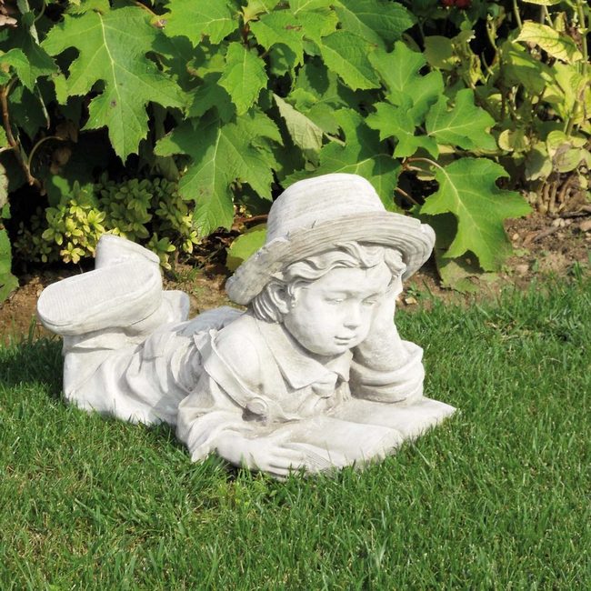 Gartenfigur lesender Knabe garten kaufen