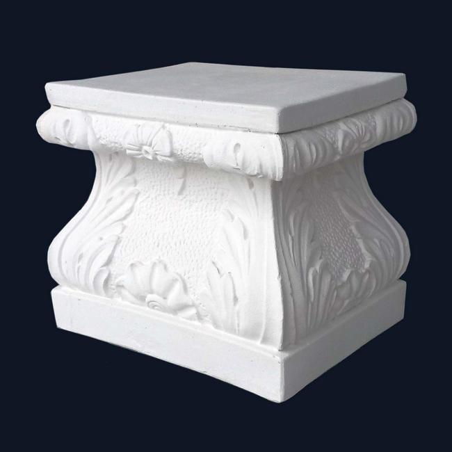 Sockel mit Blumen- und Blattverzierung