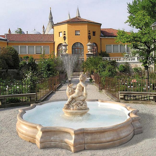 Brunnen mit Knabe auf Fisch Monterosso
