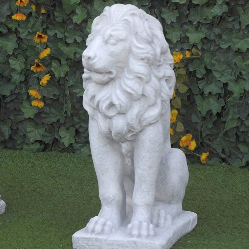 Garten-Löwe sitzend