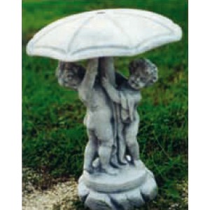 Knaben mit Regenschirm Springbrunnen