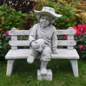 Gartenfigur Carlo auf Bank gross kaufen