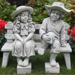 Gartenfiguren Carlo und Chiara auf Bank Gartenfiguren Carlo und Chiara auf Bank