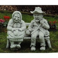 Altes Paar auf einer Bank Oma Opa