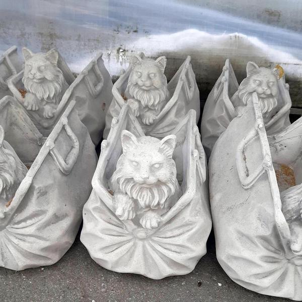 Kätzchen auf Handtasche als Blumenschale Kätzchen auf Handtasche als Blumenschale
