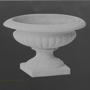 Vasen als Säulenaufsatz Winterhart