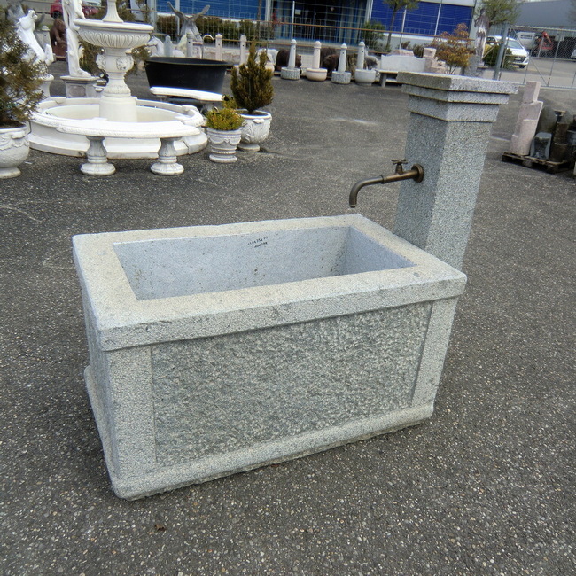 Gartenbrunen mit Brunnenstock granit