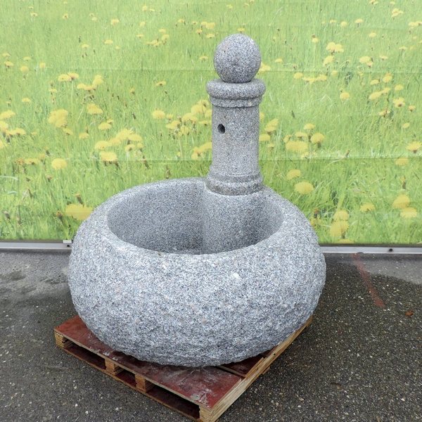 Brunnen mit Kugel