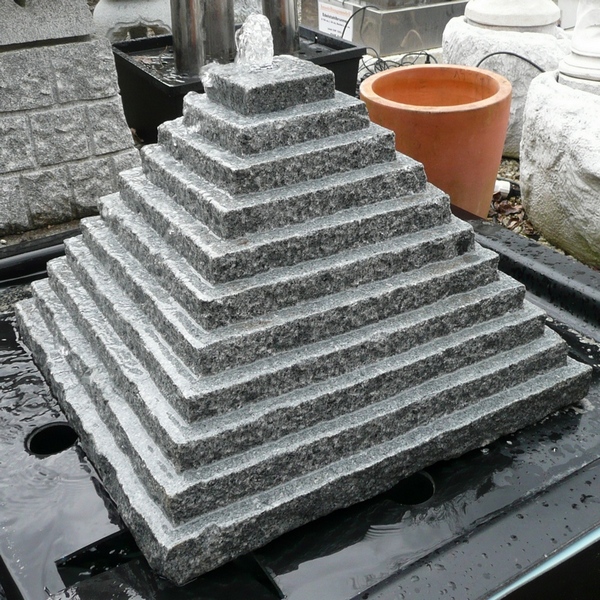 Kleine Wasser-Pyramide Granit