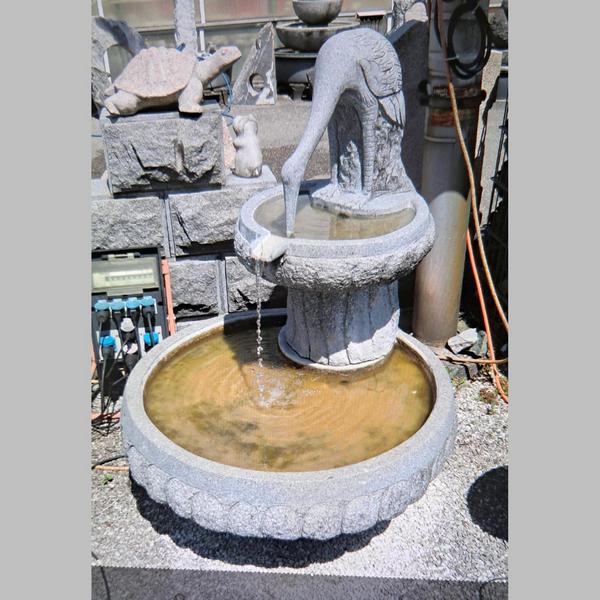 Zierbrunnen mit Kranichfigur Naturstein Zierbrunnen mit Kranichfigur Naturstein