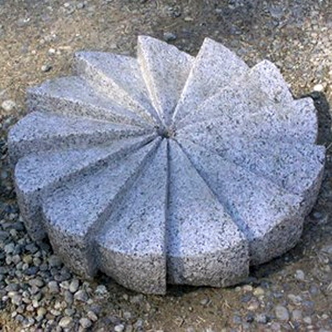 Wasserspiel Sonne mit Loch Granit