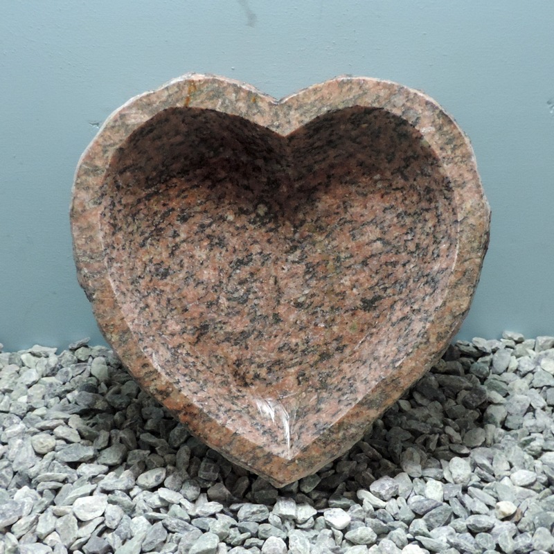 Vogelbad in Herzform Garten