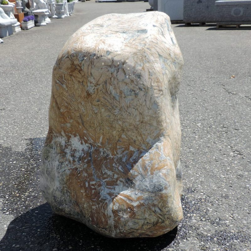 Findling mit Blaettern Sofia Wasserspiel