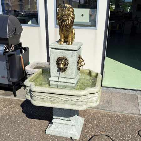 Springbrunnen mit Loewe und 4 Speier