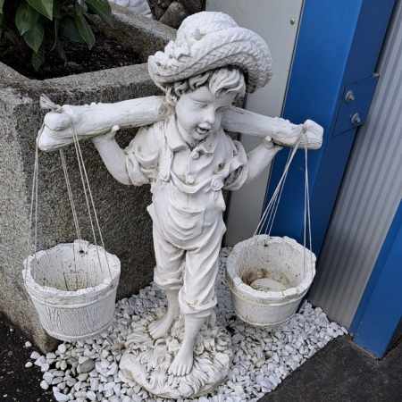 Gartenfigur Knabe mit Korb