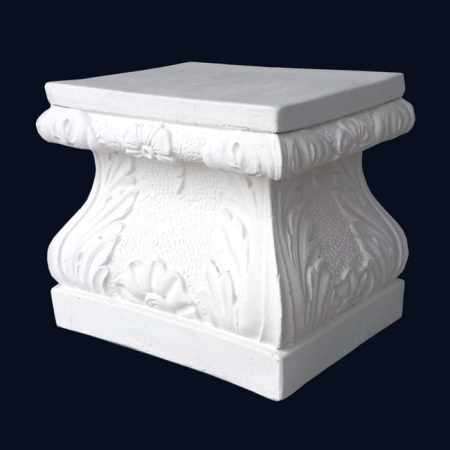 Sockel mit Blumen- und Blattverzierung