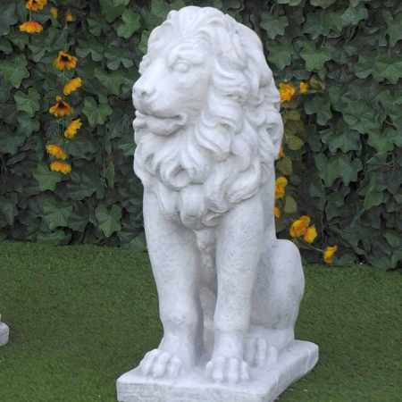 Garten-Löwe sitzend