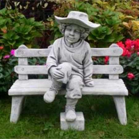 Gartenfigur Carlo auf Bank gross kaufen