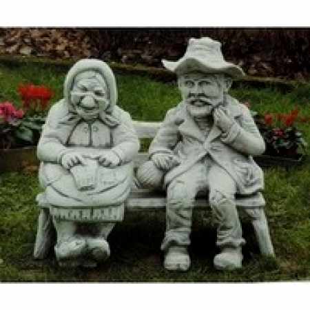 Altes Paar auf einer Bank Oma Opa