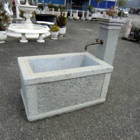 Gartenbrunen mit Brunnenstock granit