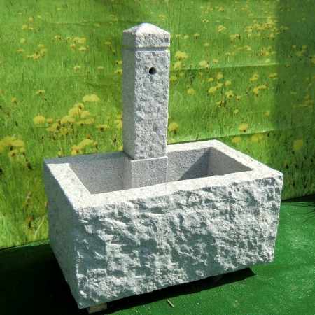 Natursteinbrunnen mit Stock