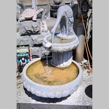 Zierbrunnen mit Kranichfigur Naturstein