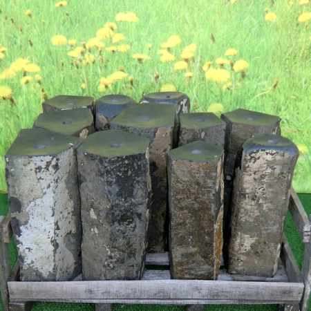 Quellstein Pyramide Basalt mit Loch