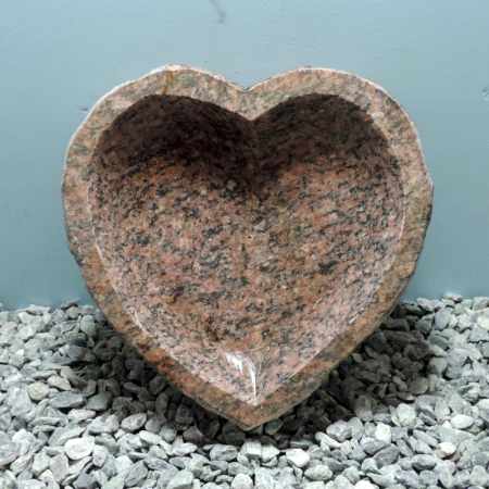 Vogelbad in Herzform Garten