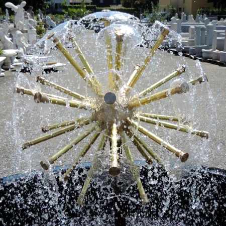 Wasserkugel rund Springbrunnen