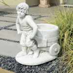 Junge mit Blumentopf-Wagen Beton Garten