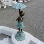 Statue Mädchen unterm Regenschirm